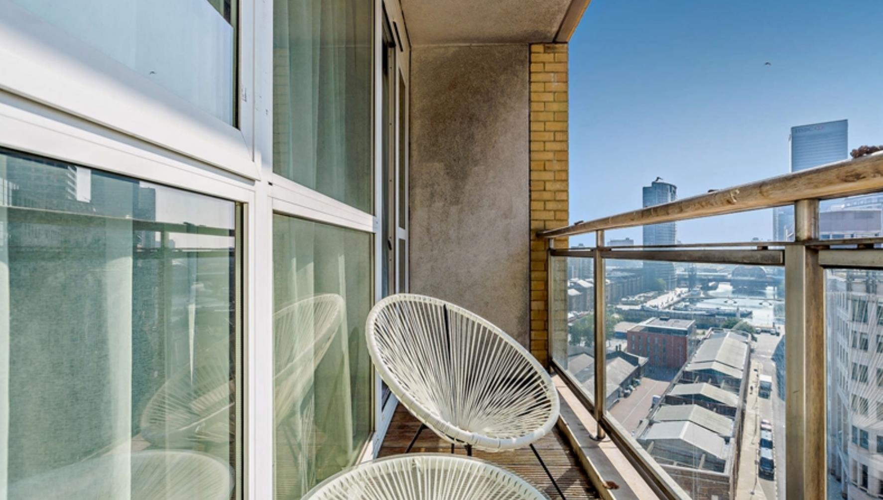 Flat Westferry Circus in Greater London