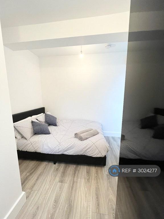 Room Montrose Road in Greater London