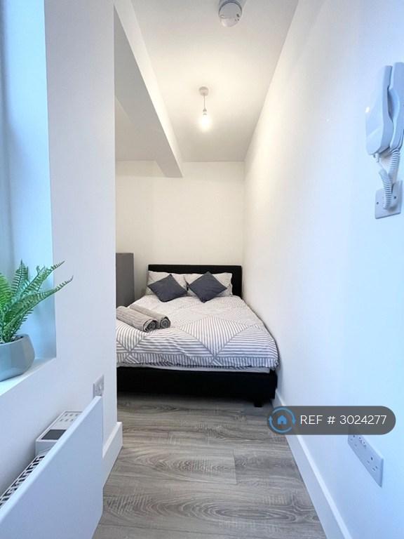 Room Montrose Road in Greater London