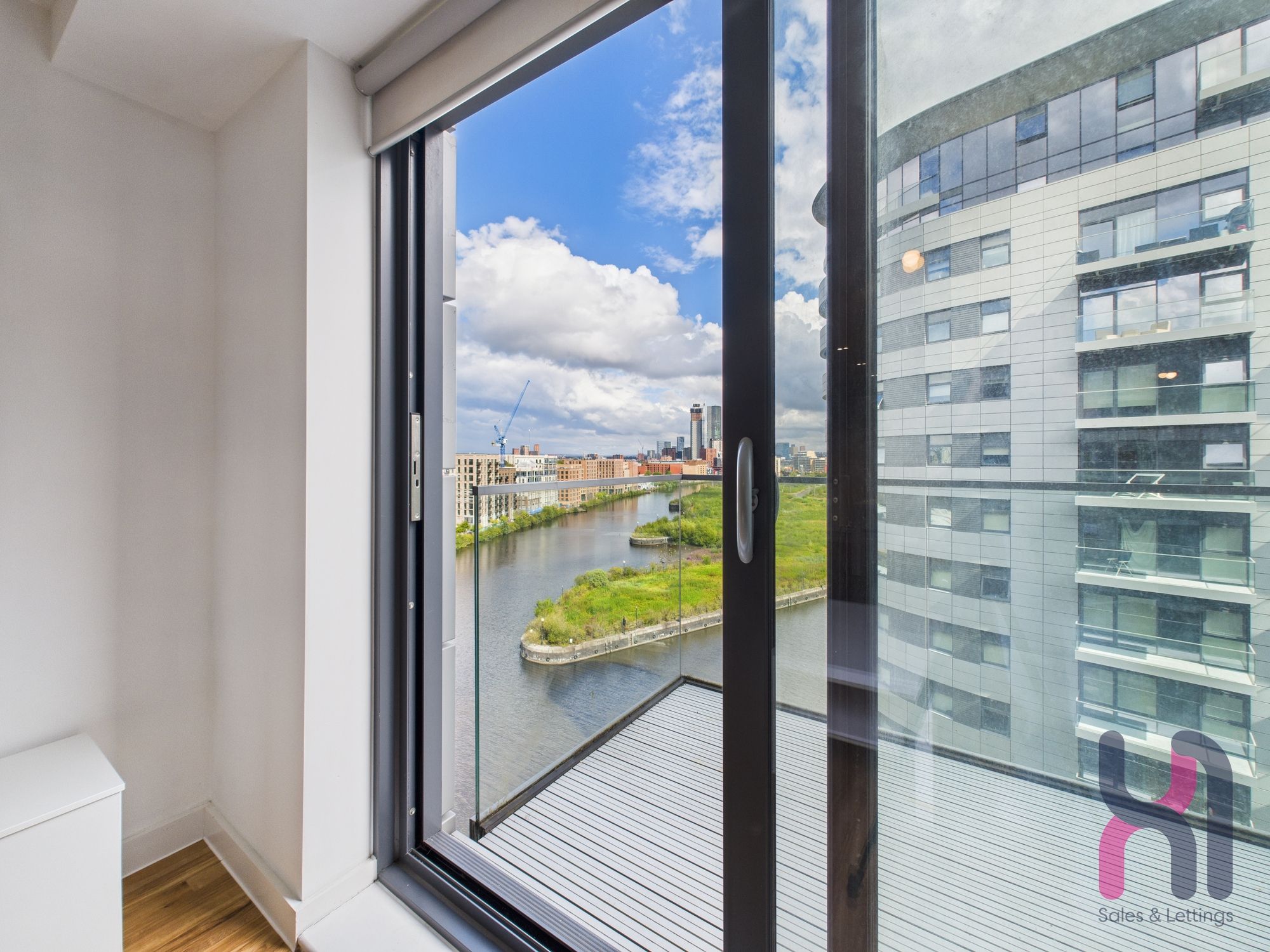 Flat Pomona Strand in Trafford
