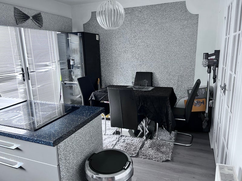 Room Glenshee Street in Glasgow