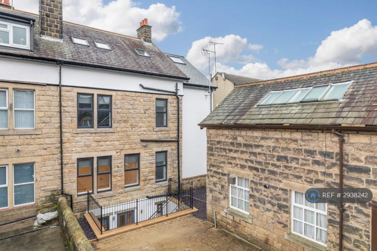 Flat Barrowby Close in Bradford