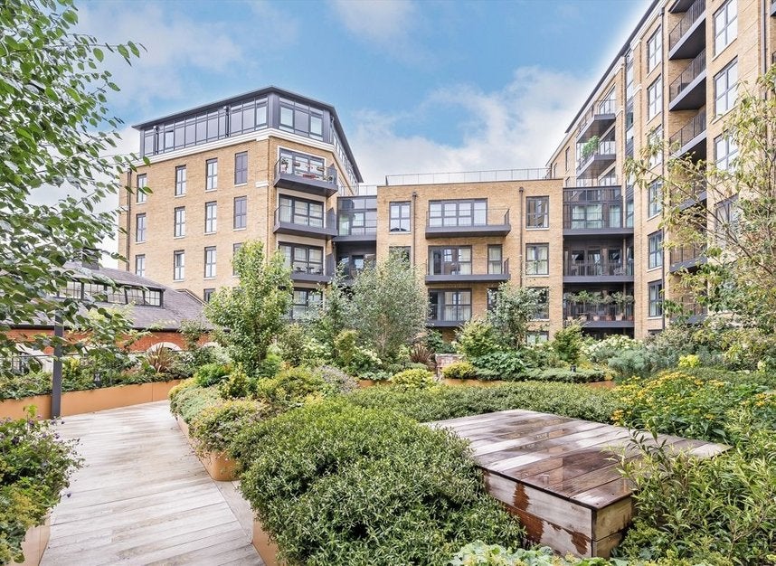 Flat Wheatfield Way in Greater London