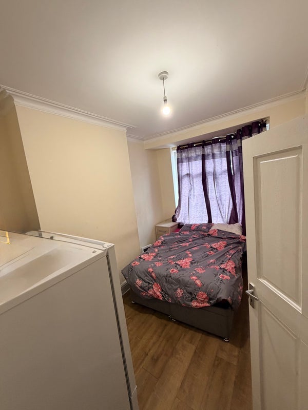 Room Crondall Street in Manchester