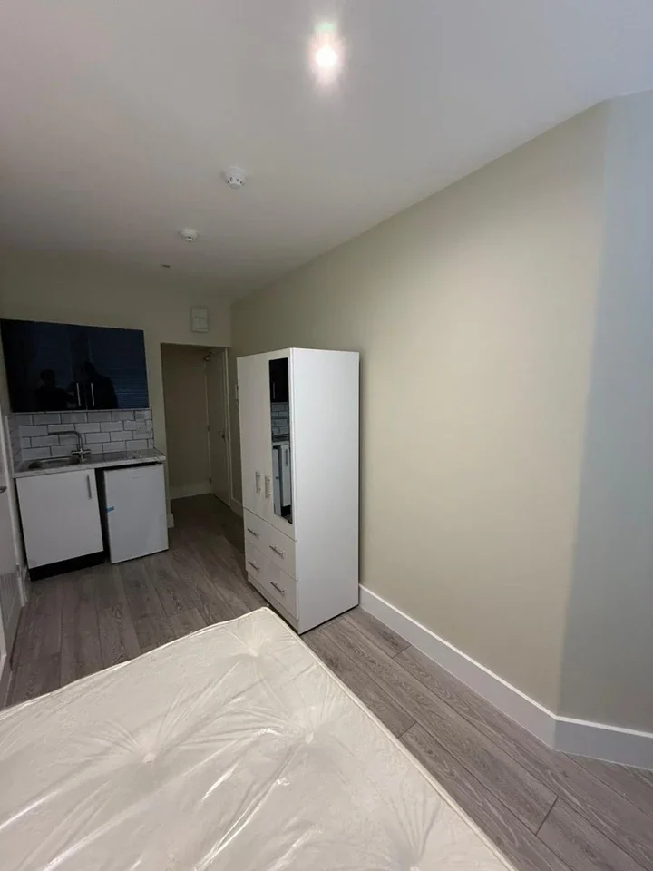 Flat Greenhill Road in Greater London