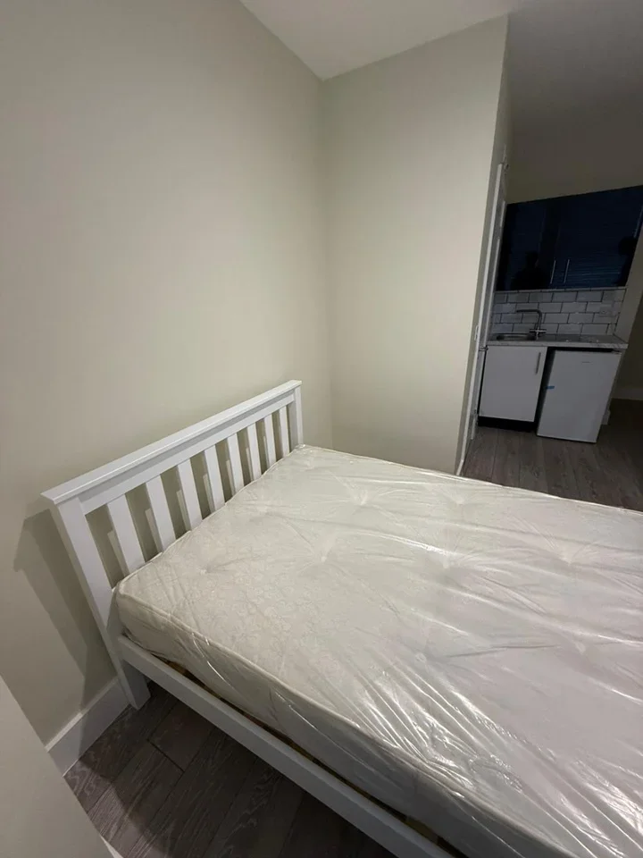 Flat Greenhill Road in Greater London