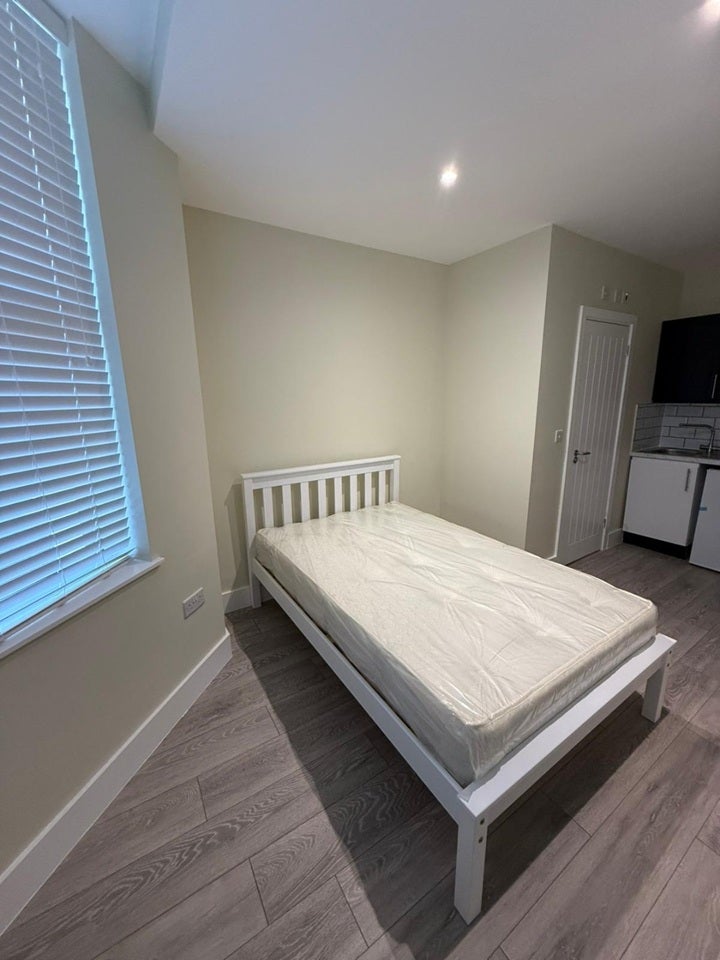 Flat Greenhill Road in Greater London