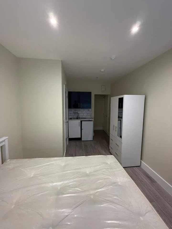 Flat Greenhill Road in Greater London