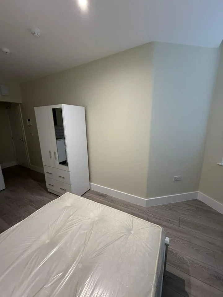Flat Greenhill Road in Greater London