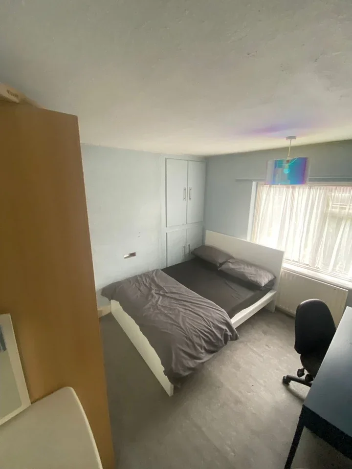 Room Dickens Avenue in Greater London