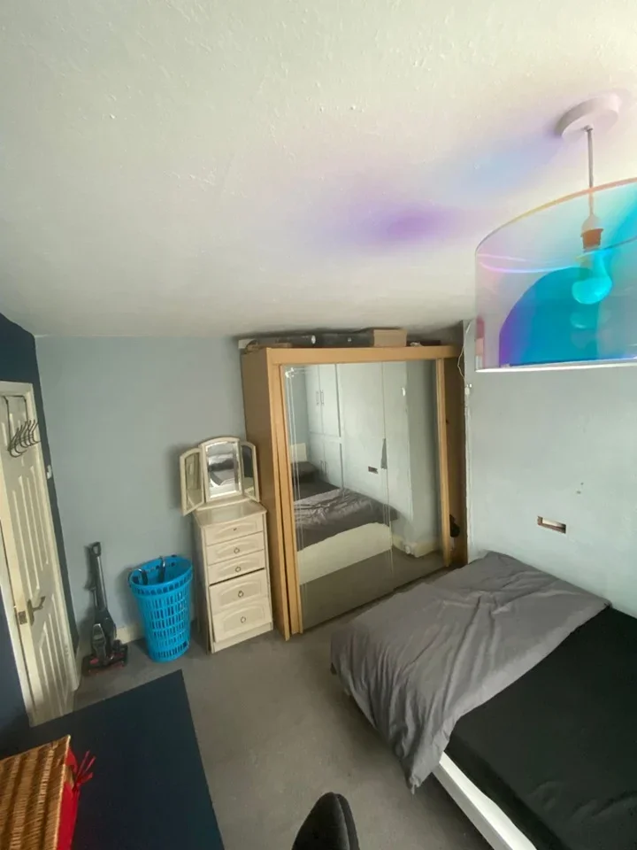Room Dickens Avenue in Greater London