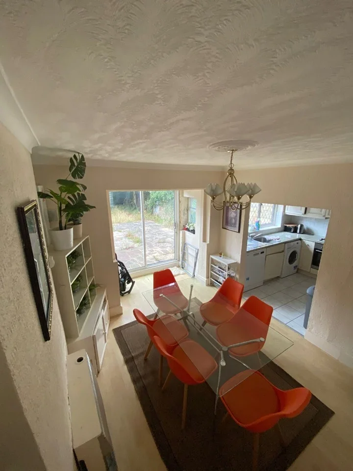 Room Dickens Avenue in Greater London