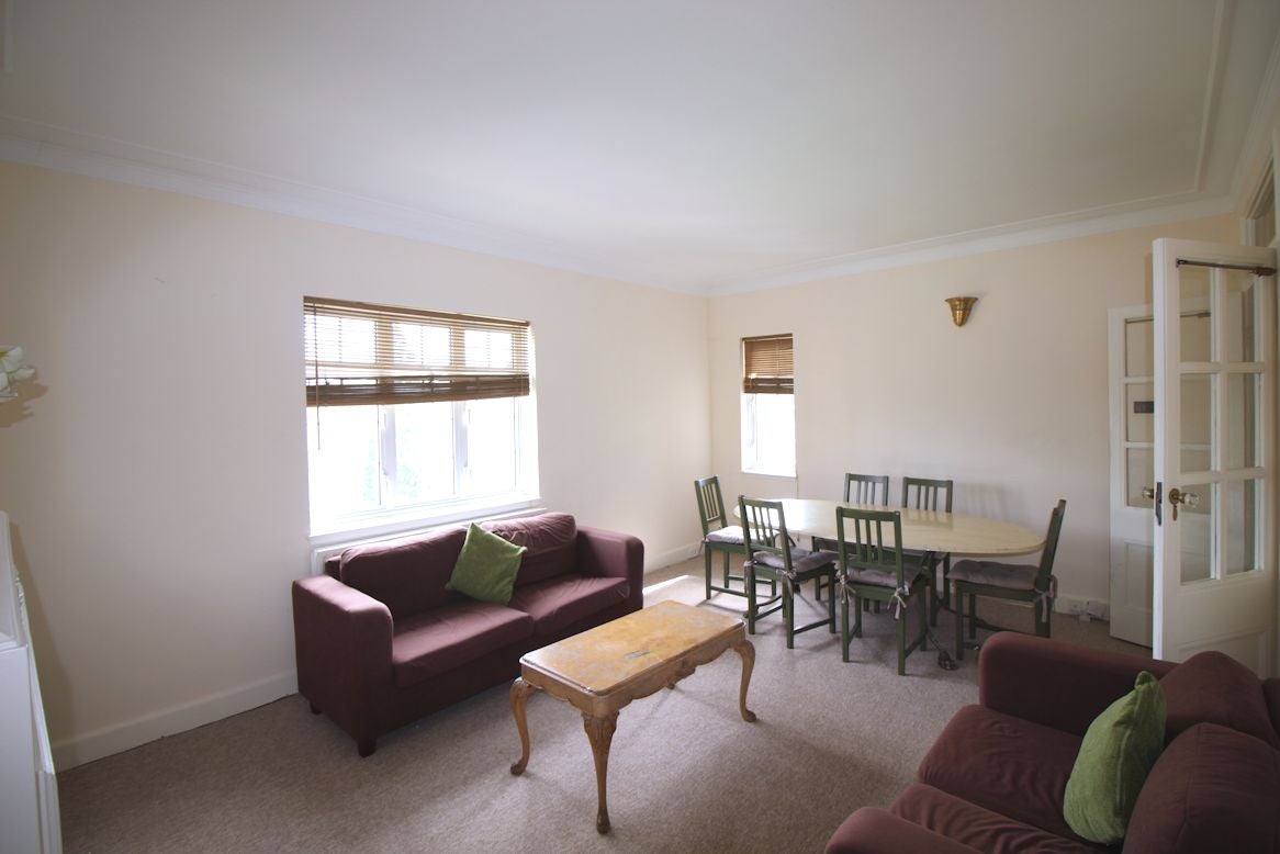Flat Kings Drive in Greater London