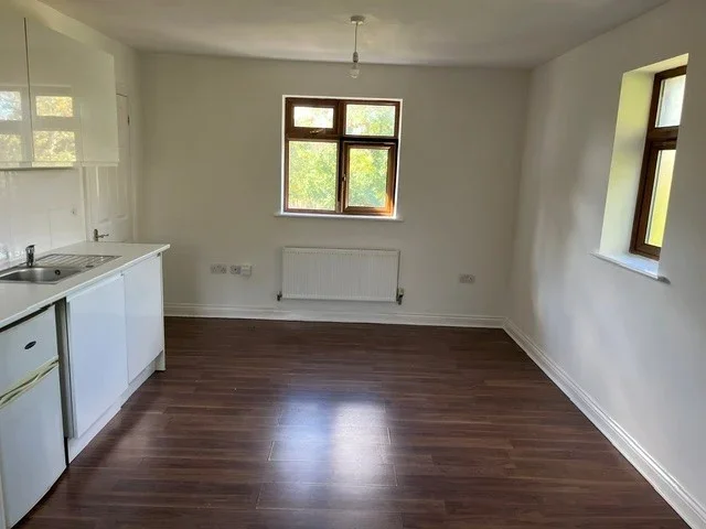 Flat Hankins Lane in Greater London
