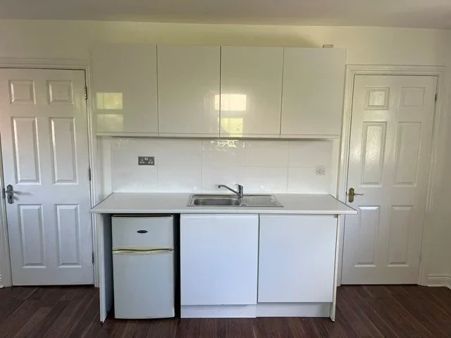 Flat Hankins Lane in Greater London