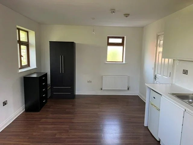 Flat Hankins Lane in Greater London
