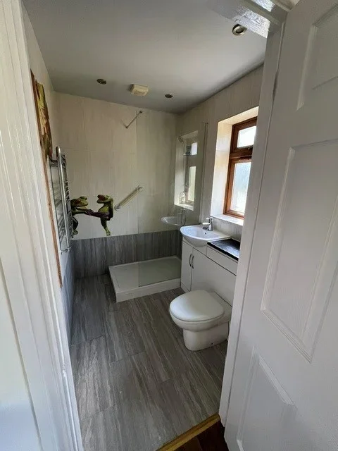 Flat Hankins Lane in Greater London