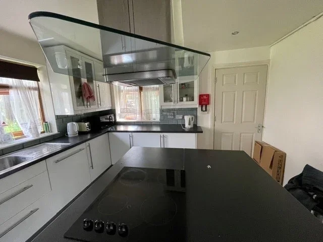 Flat Hankins Lane in Greater London