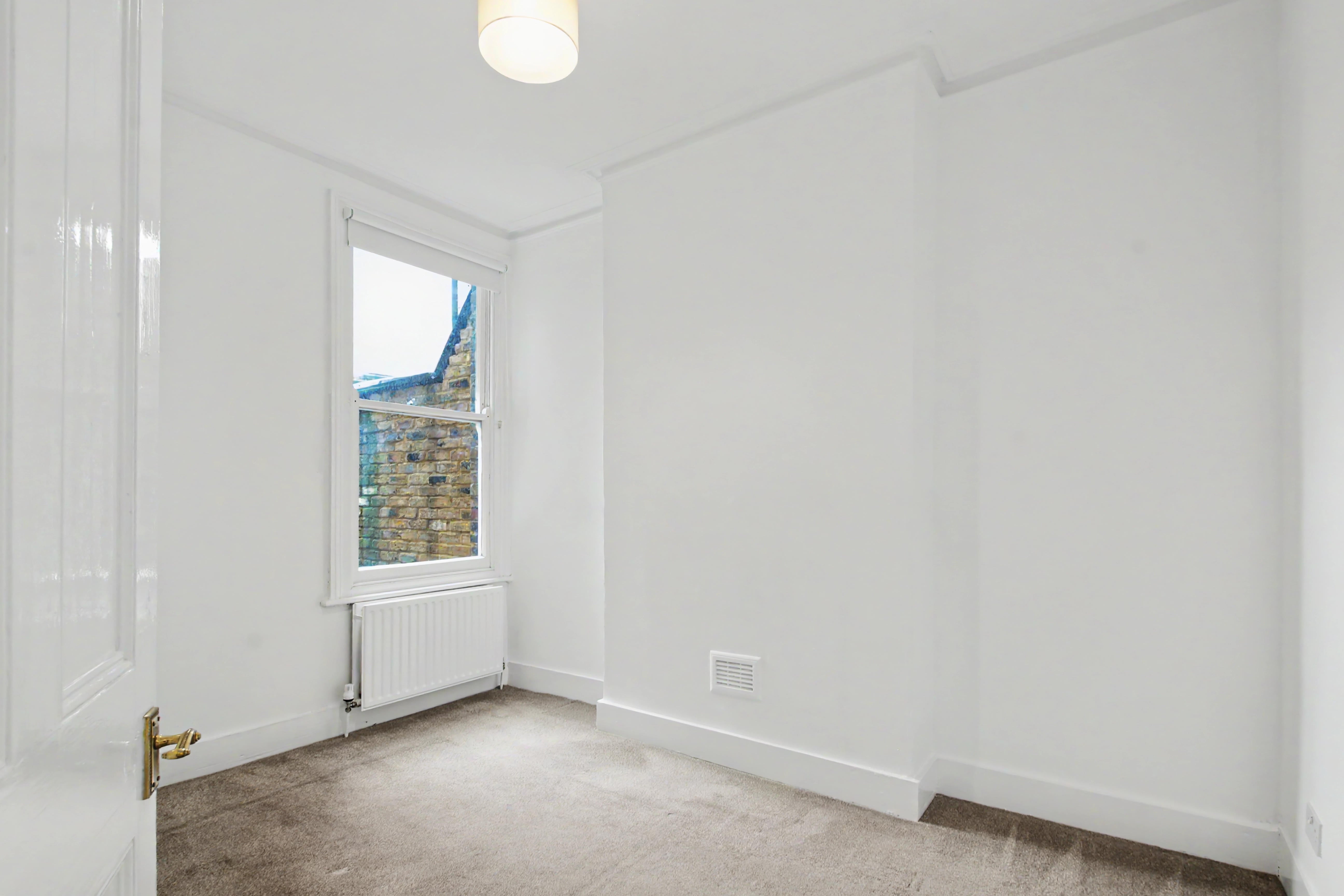 Flat Lynette Avenue in Greater London