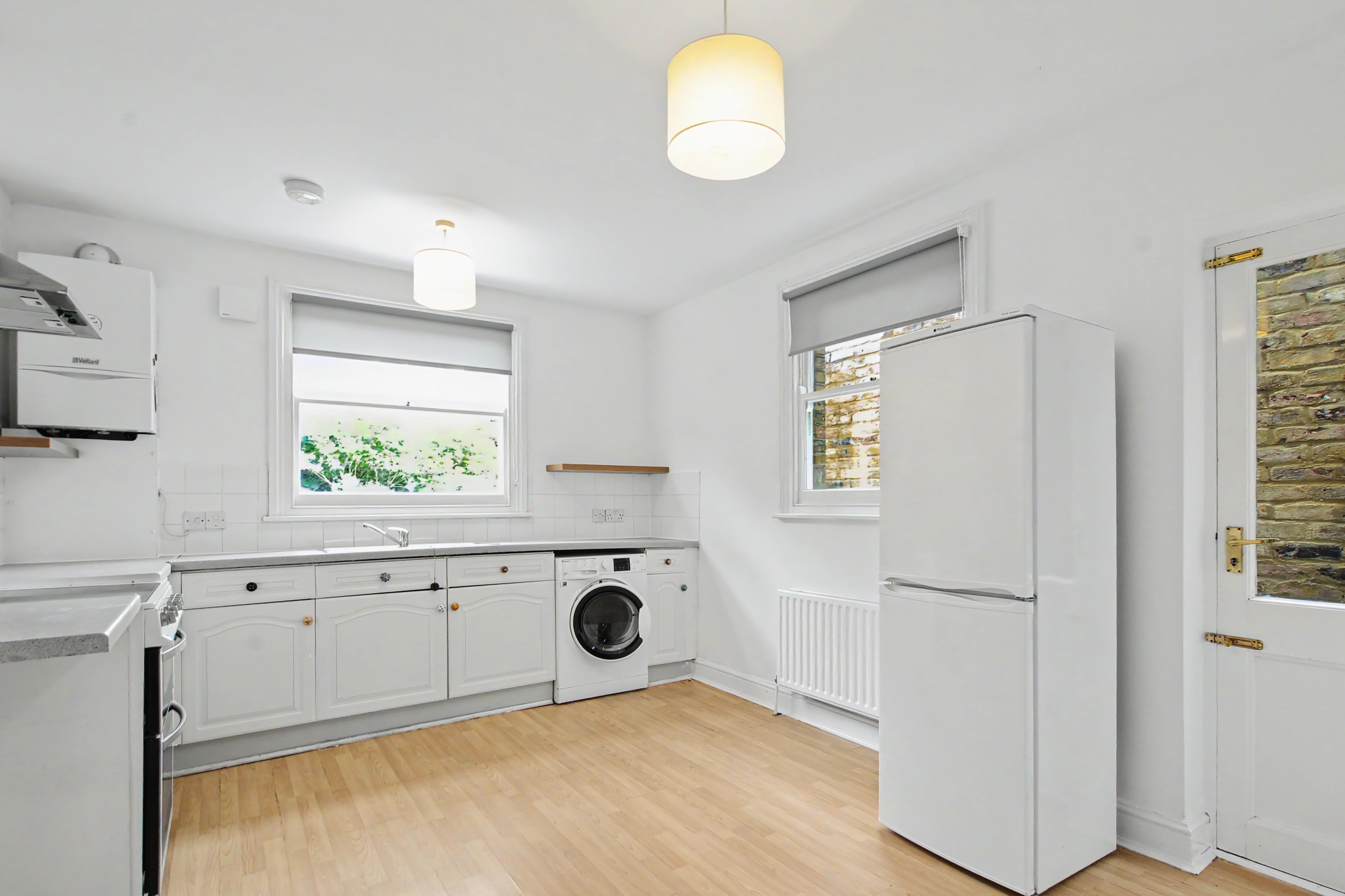 Flat Lynette Avenue in Greater London