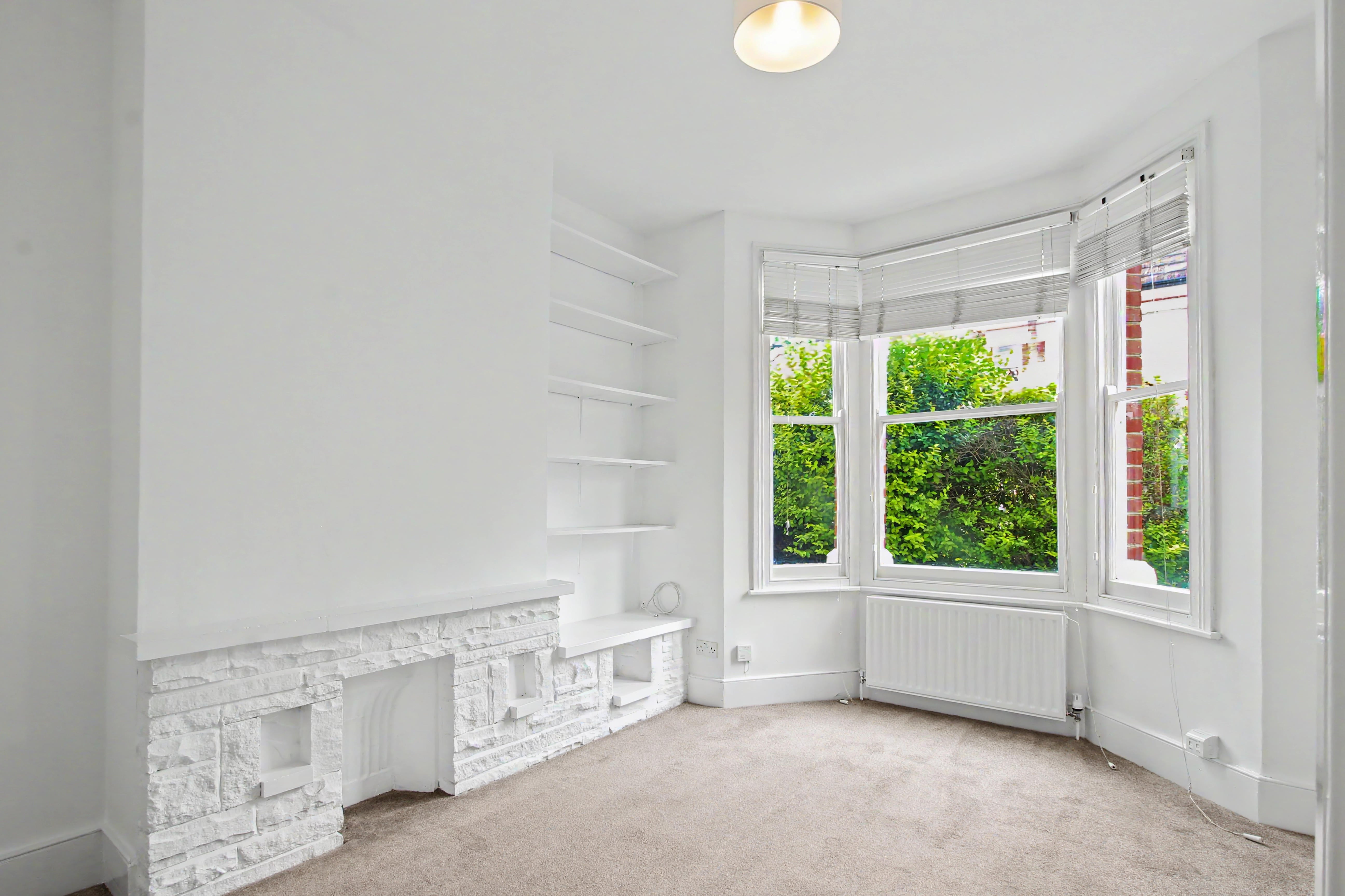 Flat Lynette Avenue in Greater London