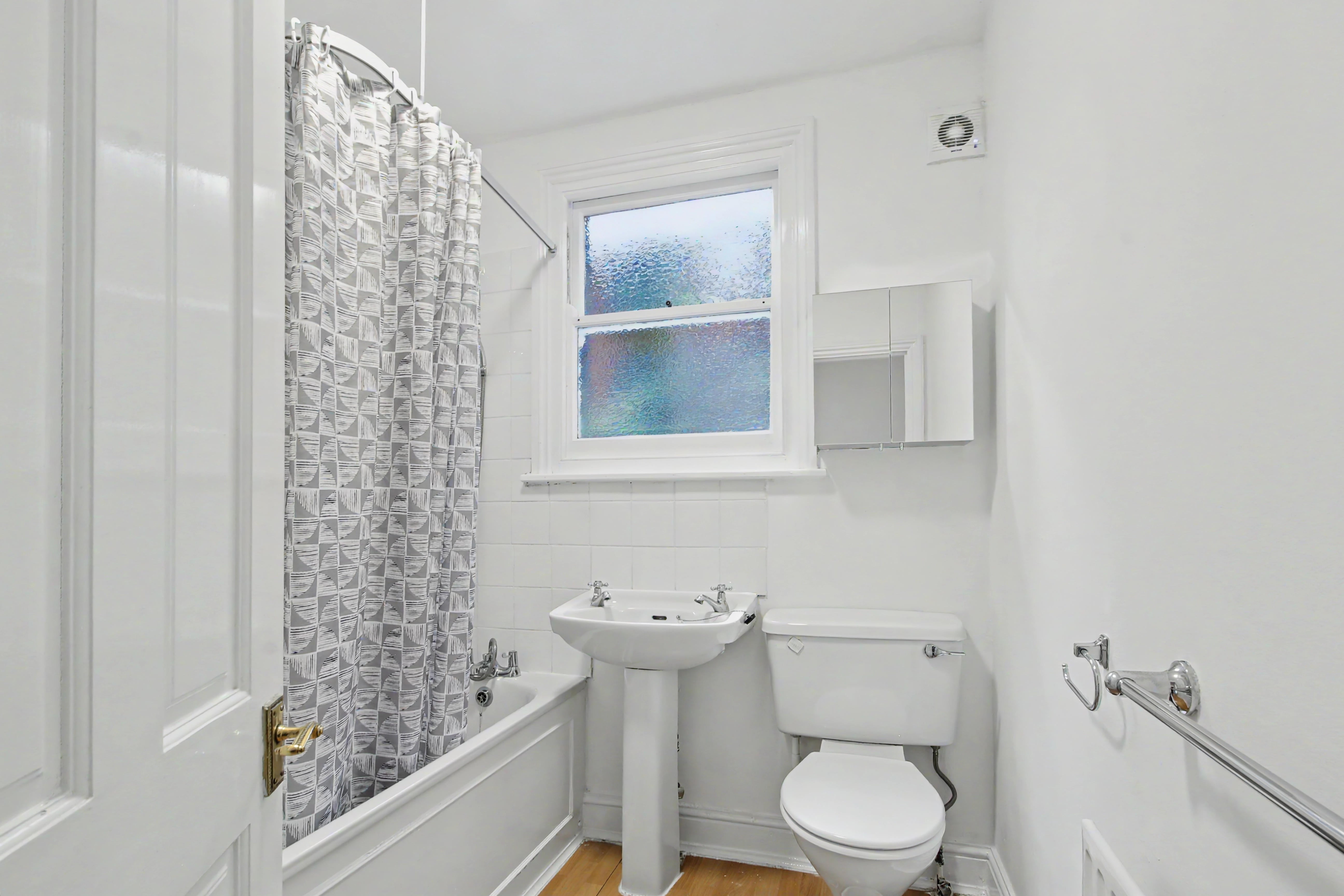 Flat Lynette Avenue in Greater London