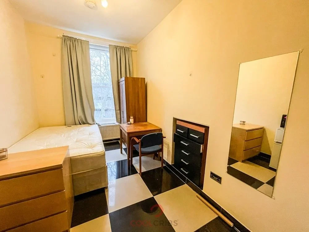 Flat Leinster Gardens in City of Westminster