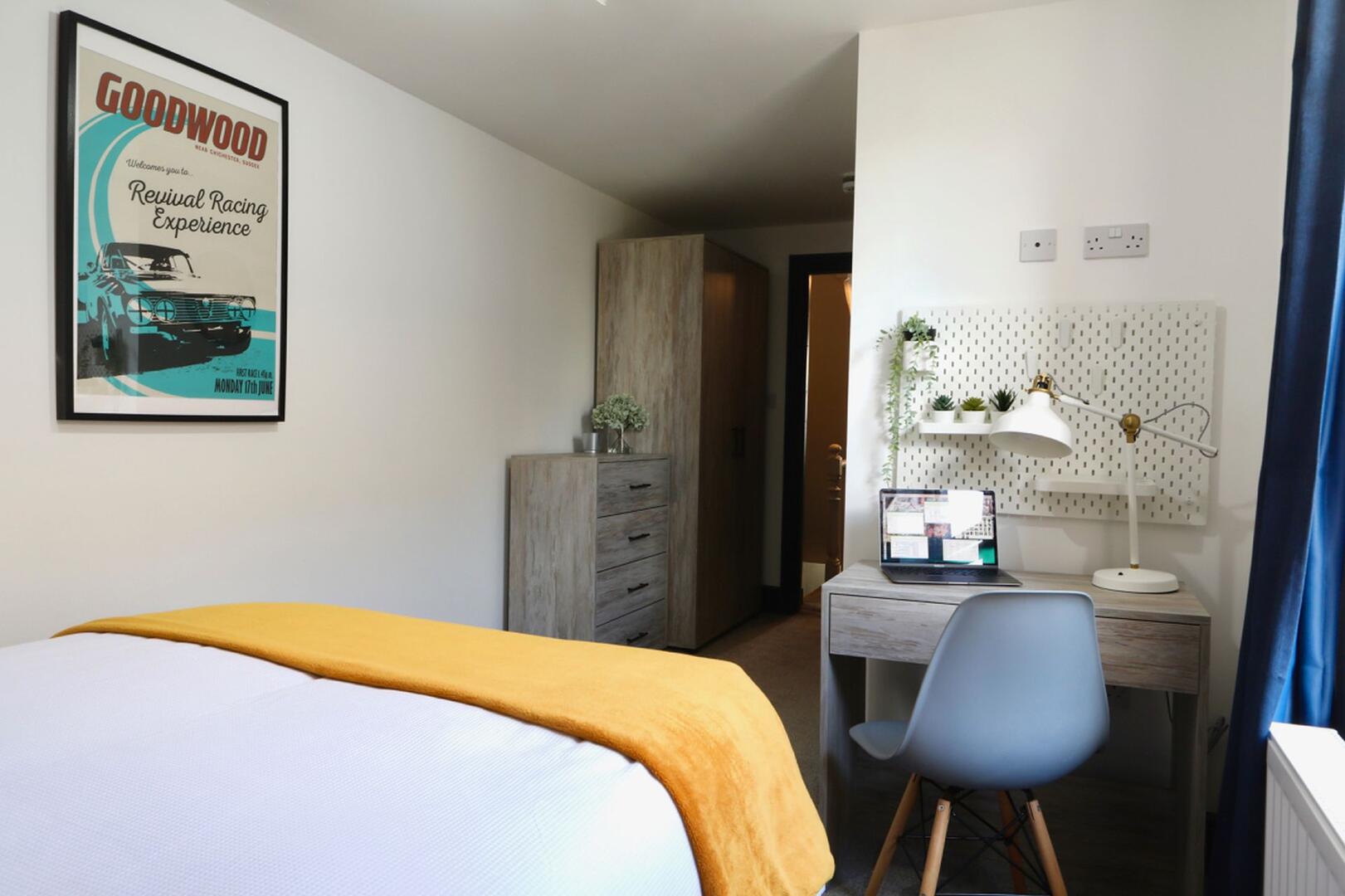 Room Carisbrooke Road (The Mall) in Newport
