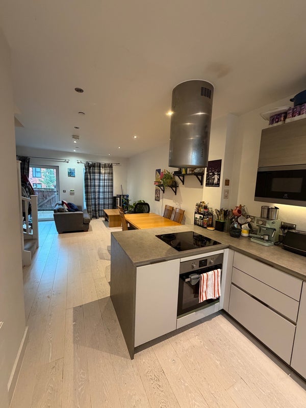 Room Oldfield Road in Salford