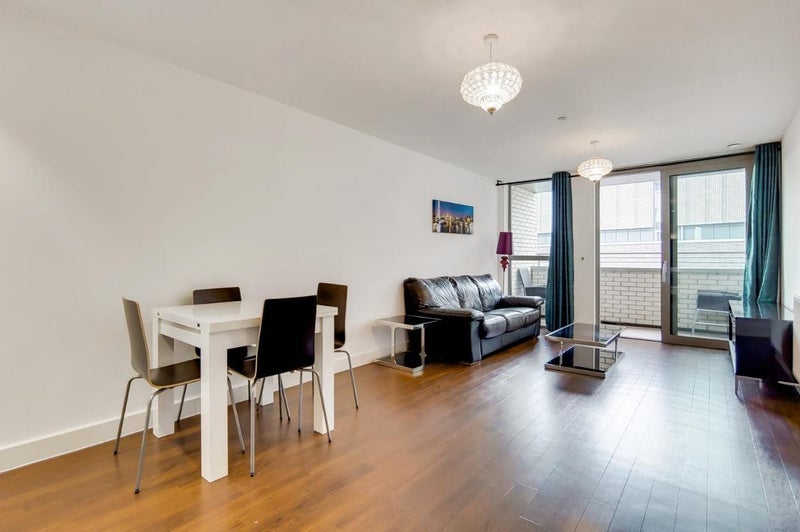Flat Cornmill Lane in Greater London