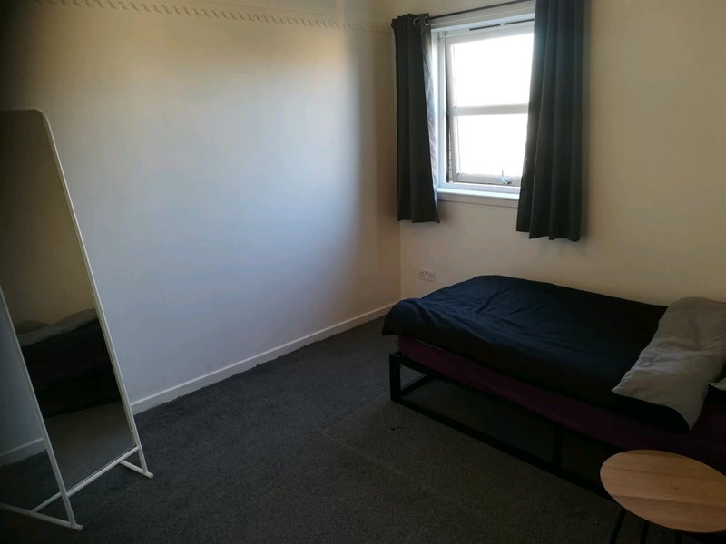Room Liddesdale Road in Glasgow