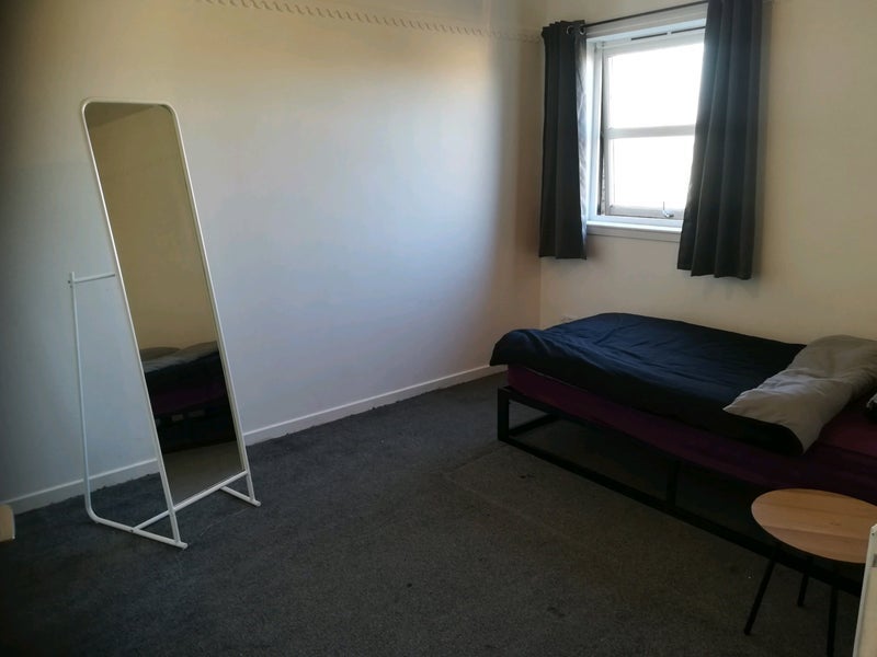 Room Liddesdale Road in Glasgow