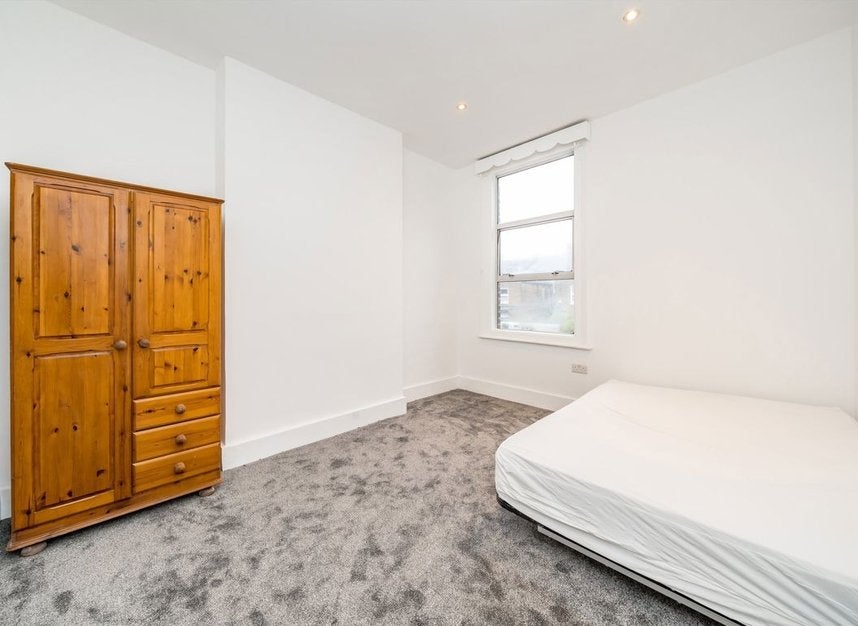 Flat Mortimer Road in Greater London