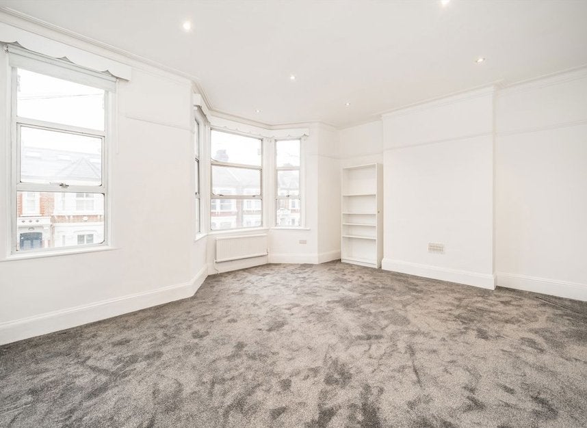 Flat Mortimer Road in Greater London