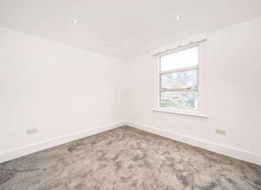 Flat Mortimer Road in Greater London