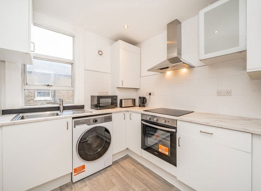 Flat Mortimer Road in Greater London