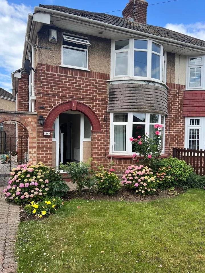 Room Draycott Avenue in Taunton