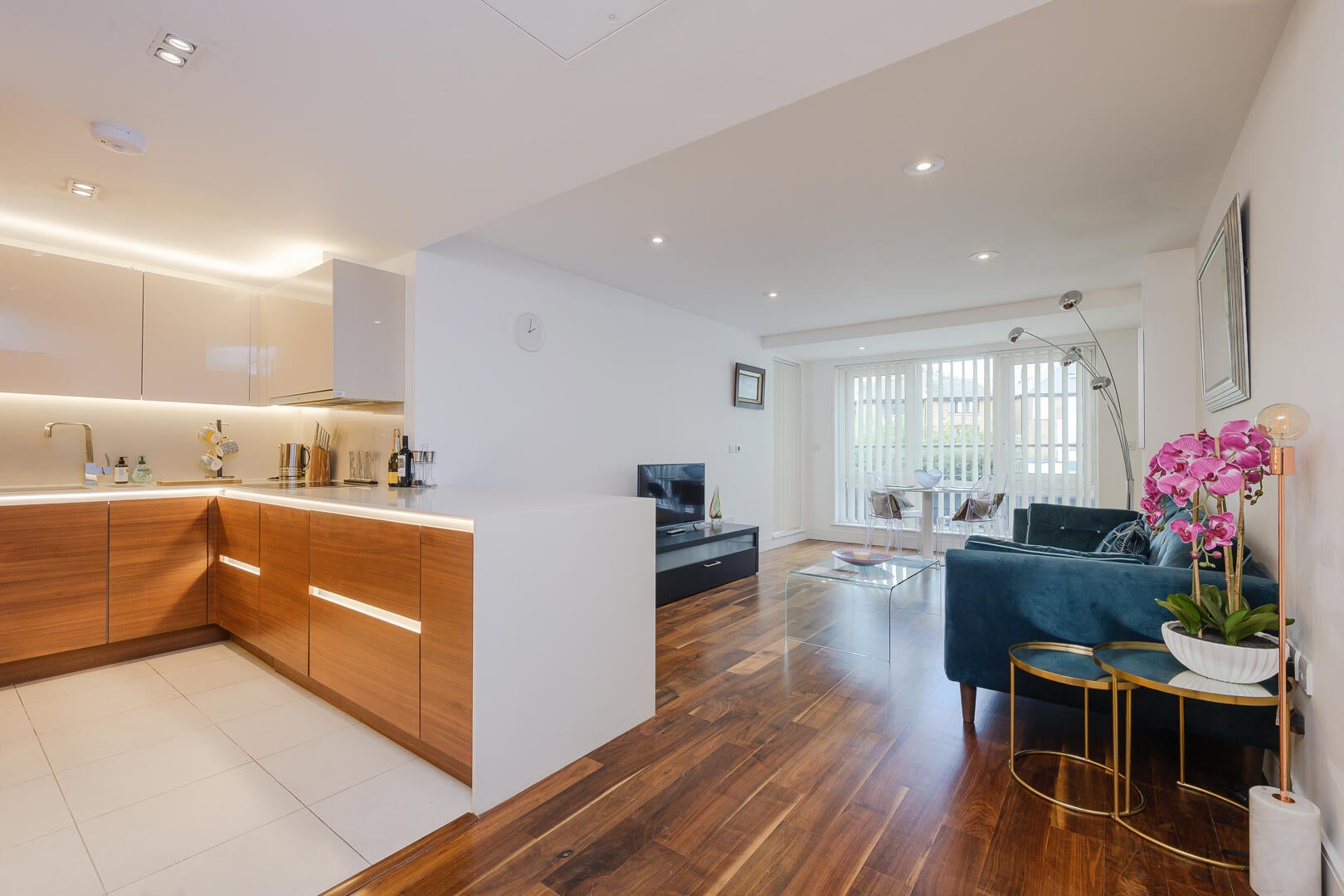 Flat Kew Bridge Road in Greater London