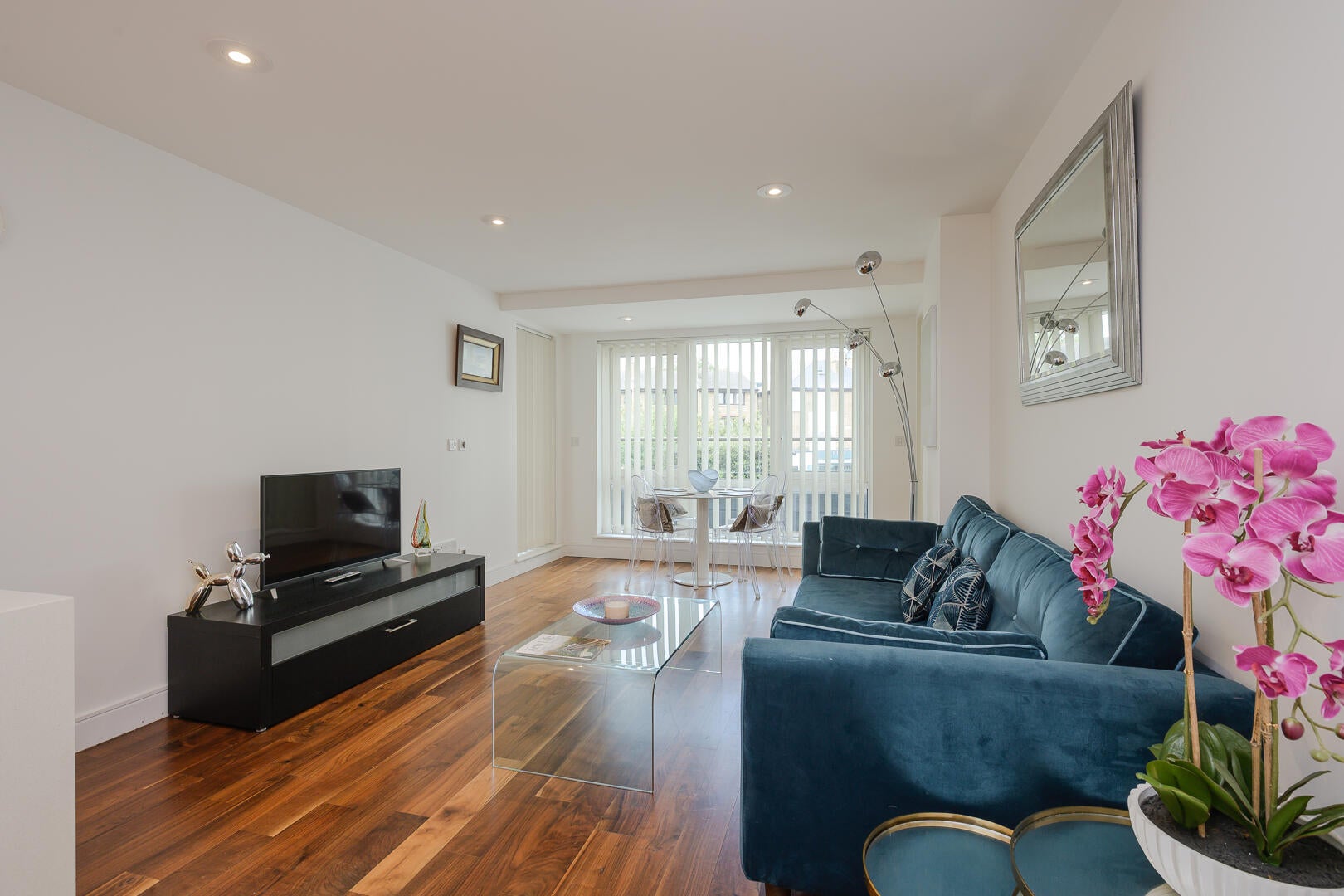 Flat Kew Bridge Road in Greater London