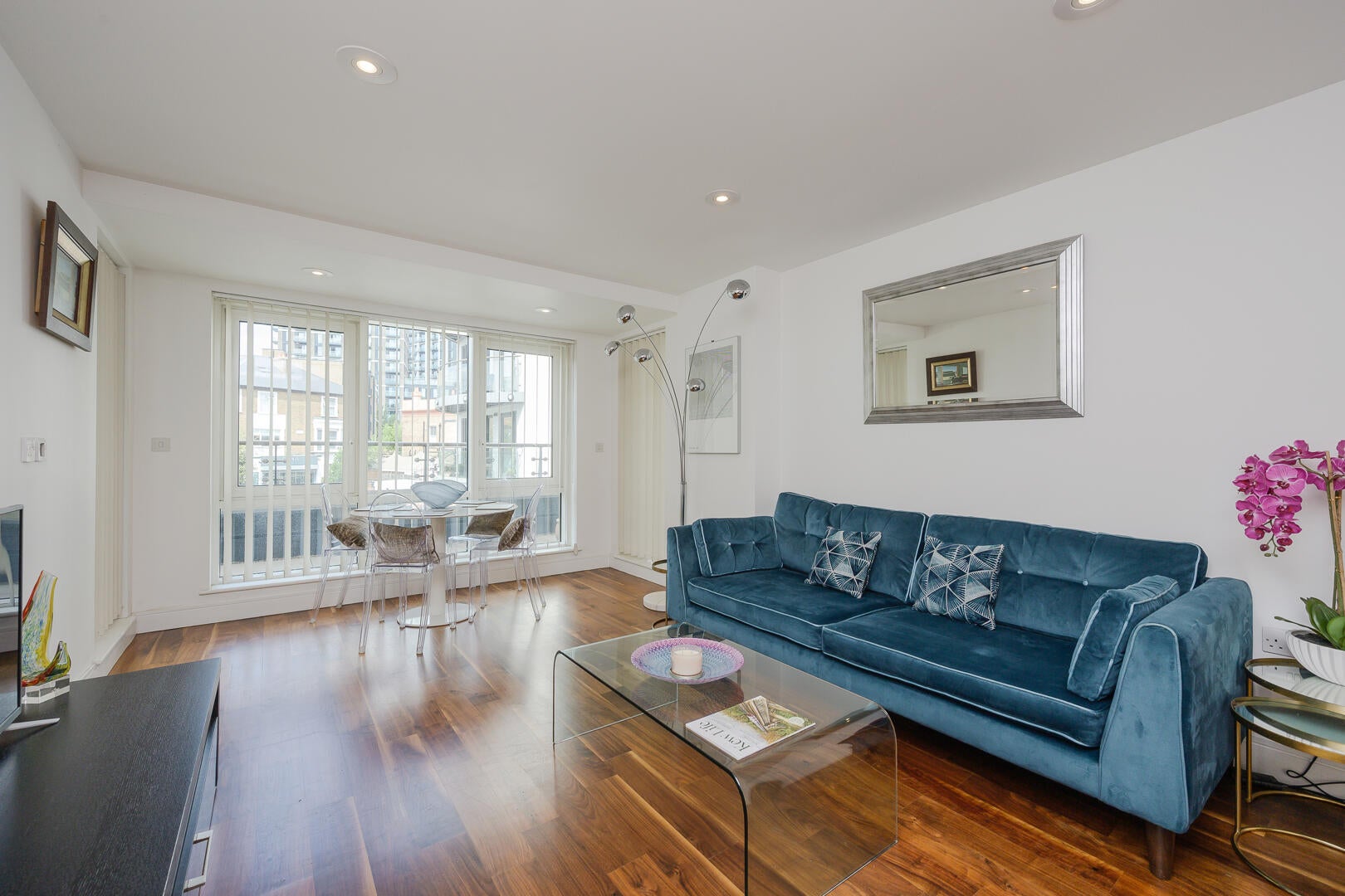 Flat Kew Bridge Road in Greater London