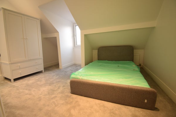 Flat Dagnall Road in London
