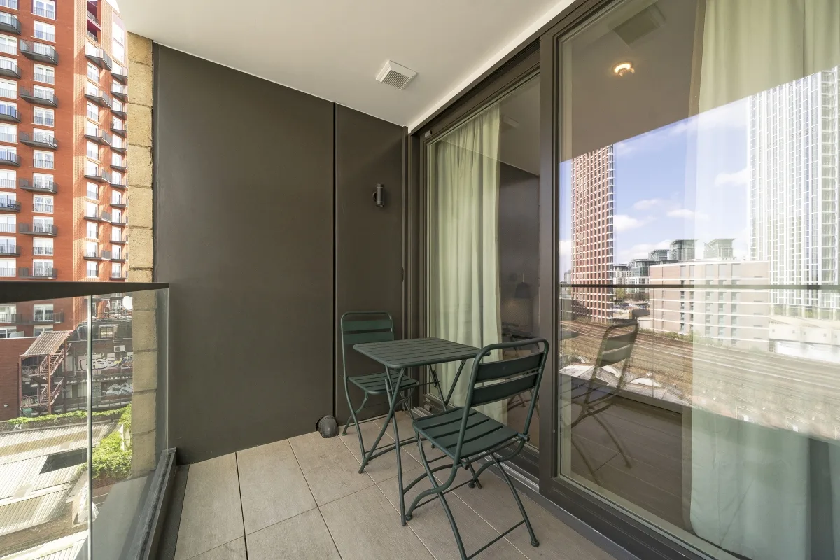 Flat Wyvil Road in Greater London