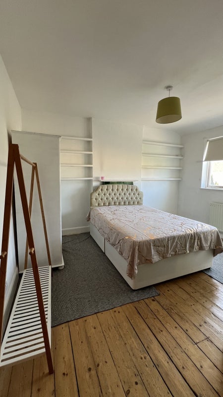 Room Broadview Road in Greater London