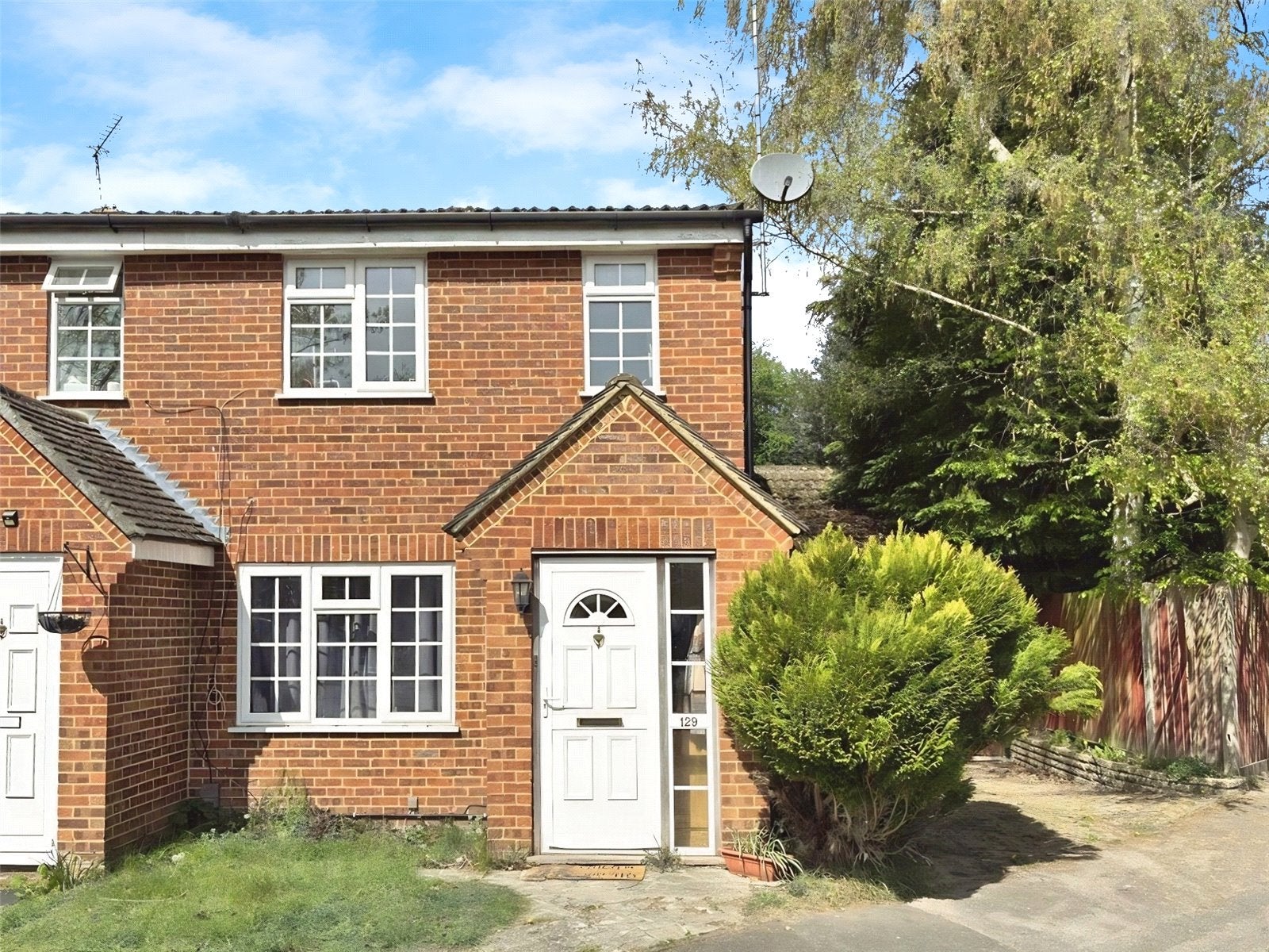 Flat Larksfield in Borough of Runnymede