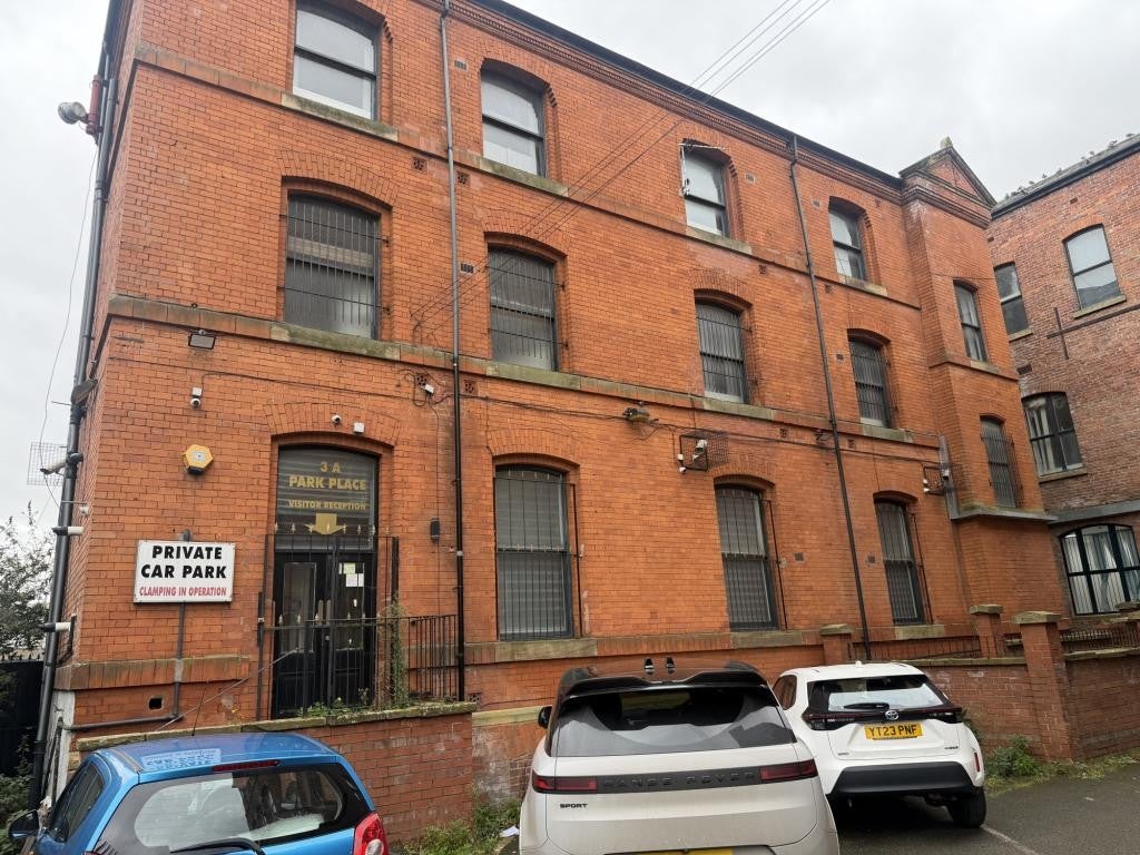 Flat Skip Place in Manchester