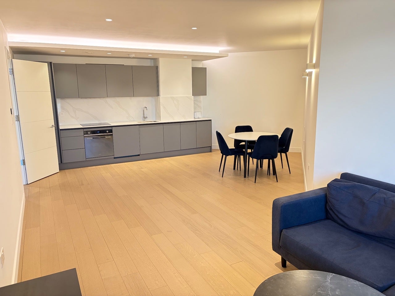 Flat Harlequin Avenue in Greater London