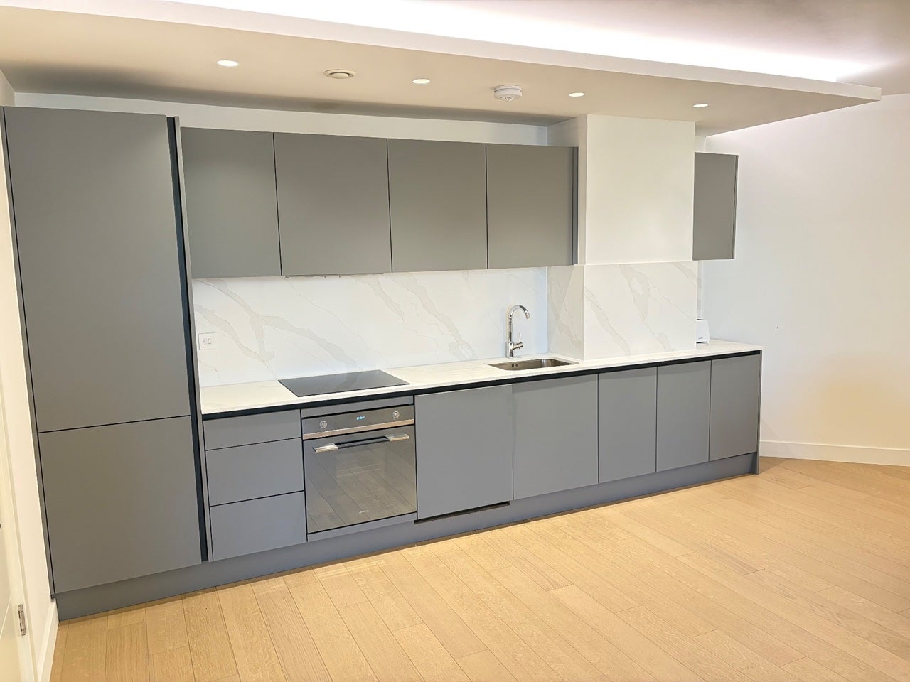 Flat Harlequin Avenue in Greater London