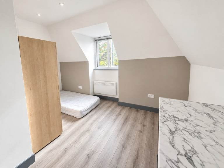 Flat Corkran Road in Greater London