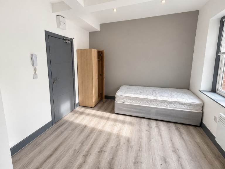 Flat Corkran Road in Greater London