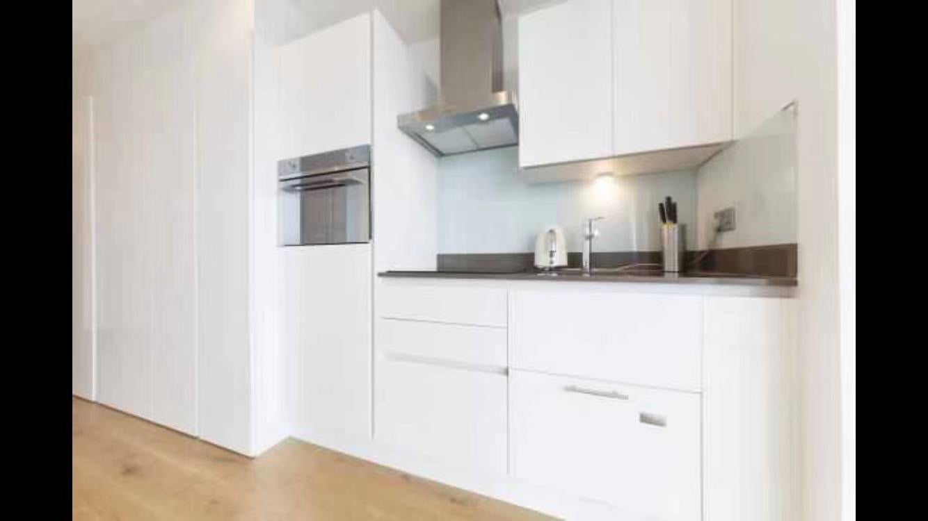 Flat Crossharbour Plaza in Greater London